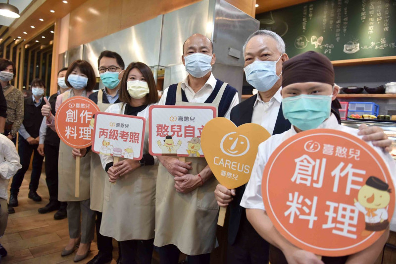 韓國瑜(右三)呼籲民眾多照顧喜憨兒餐廳。   圖：高雄市政府/提供