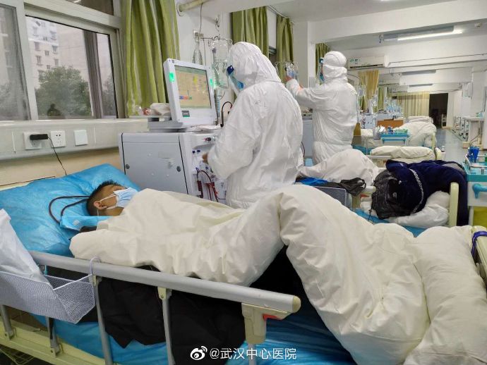 武漢肺炎疫情在中國境內不斷升溫！武漢當地醫院擠滿確診病人。   圖：翻攝自微博