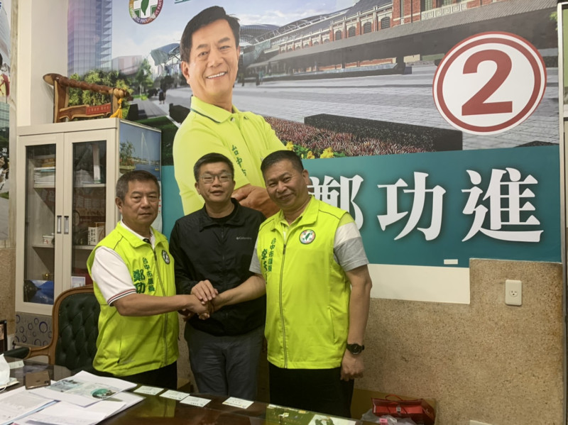 經蔡其昌協調，鄭功進（左）退出市黨部主委選舉，右為另一參選者市議員李天生。   圖:鄭功進服務處/提供