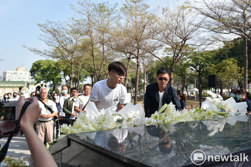 台灣基進列隊在紀念碑前獻花。   圖：孫家銘/攝