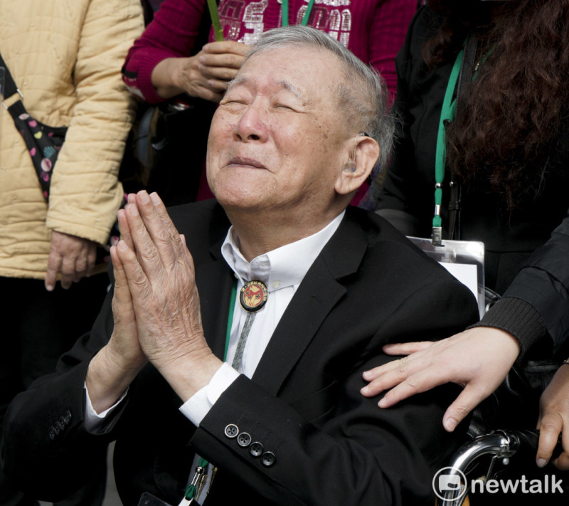一位二二八受難者家屬在二二八事件73週年中樞紀念儀式中。向二二八受難者記念碑獻花後，雙手合十。   圖：張良一 /攝