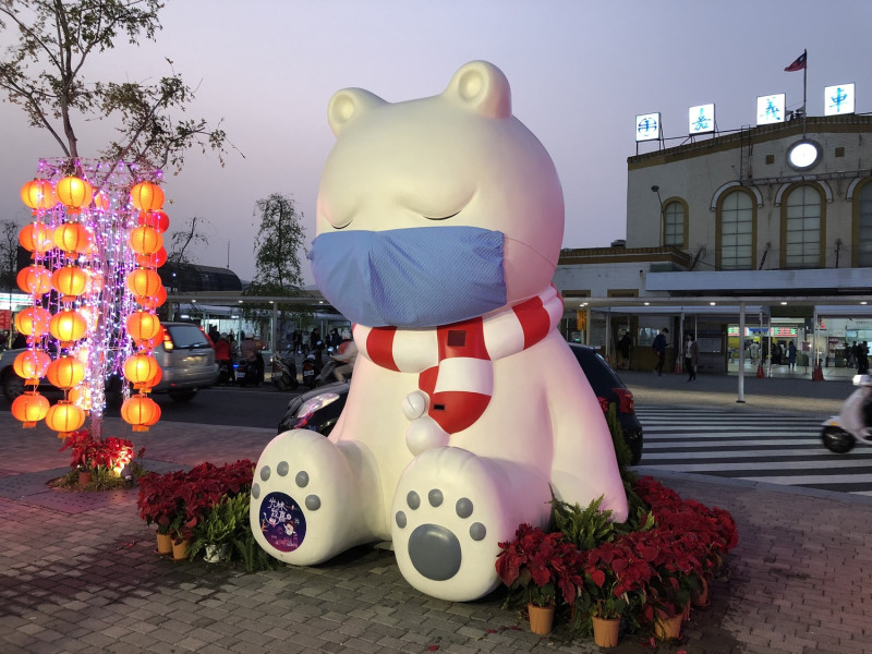 嘉義火車站前的裝置藝術沈睡大白熊戴上口罩，提醒民眾注意防疫。   圖：嘉義市政府/提供(資料照片)