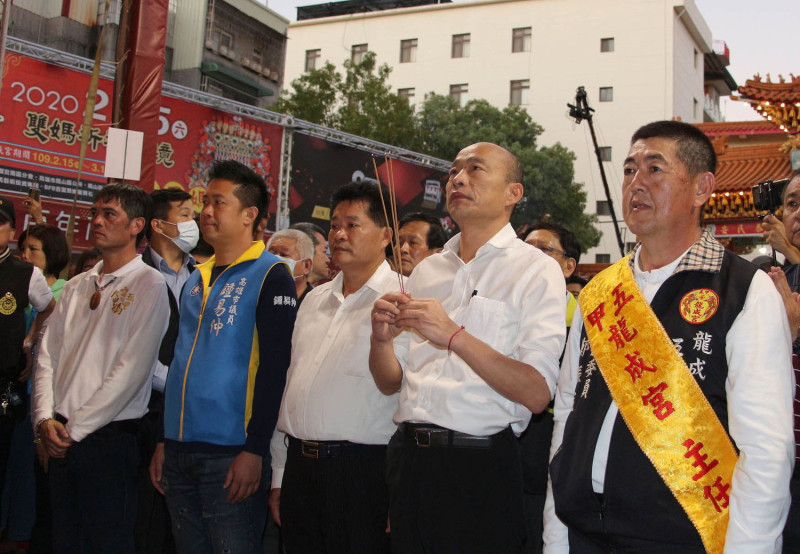 韓國瑜(右二)在大甲媽2月15日駐駕五甲龍成宮時，曾前往參拜。   圖：高雄市政府/提供（資料照片）