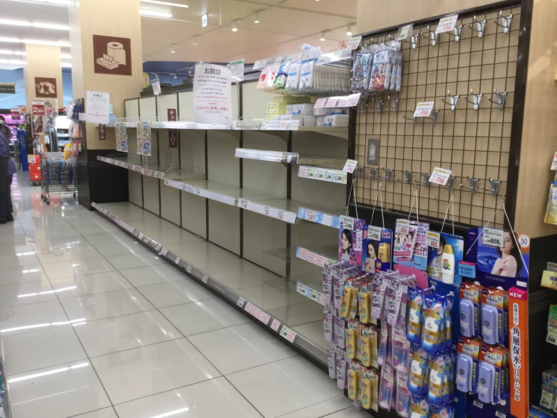 日本各處超市的衛生紙賣場紙品都被搶購一空。   圖：劉黎兒攝影