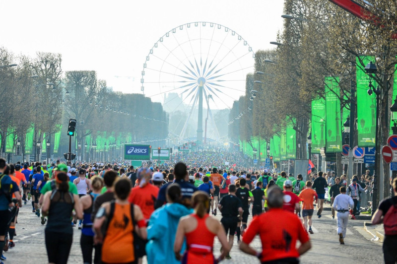 巴黎馬拉松過去賽事紀錄照   圖:截取自Schneider Electric Marathon de Paris臉書