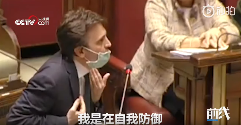 義大利議員馬特奧達索戴口罩進議會質詢，卻被當眾取笑。   圖：翻攝自YouTube