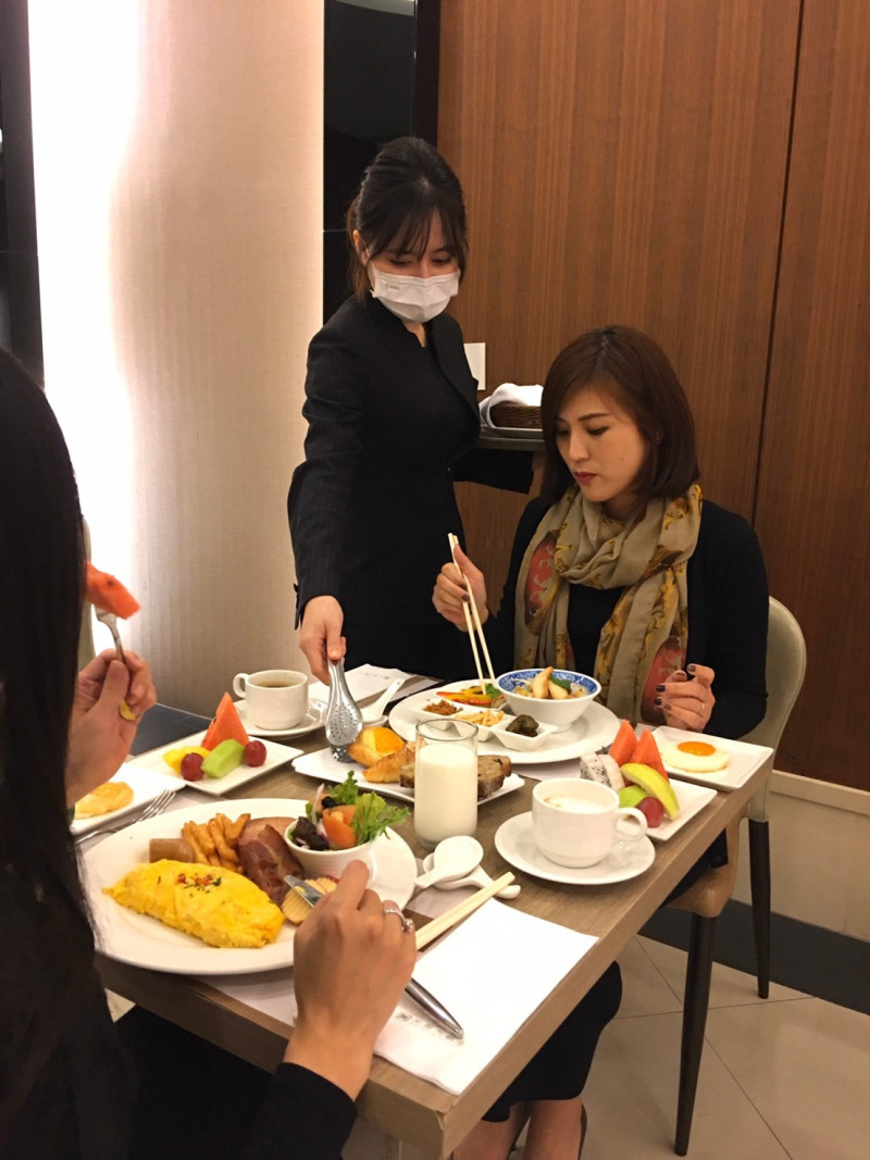 全國大飯店的buffet餐食改由服務人員送到桌。   圖：全國大飯店/提供