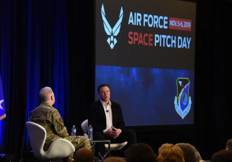SpaceX和特斯拉創辦人艾隆‧馬斯克(右)攜手美國太空與導彈系統中心司令約翰‧湯普森，舉辦公開座談會，針對美國全球軍事地位問題，交換意見。   圖：翻攝自環球時報網站