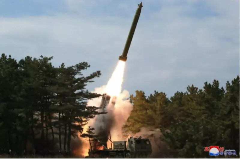 朝鮮國防科學院去年10月和11月底試射過的「超大型火箭炮」也出現在這次火砲打擊訓練。   圖：翻攝自朝中社官網