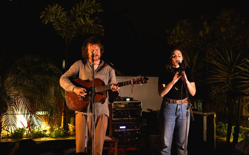 在 Sofar Sounds 印度德里的表演中，知名歌手 Damien Rice（左）與 Sofar Sounds 的加德滿都社群總召 Marta Del Grandi（右）一同上台演出。   圖：取自 Sofar Sounds 官網