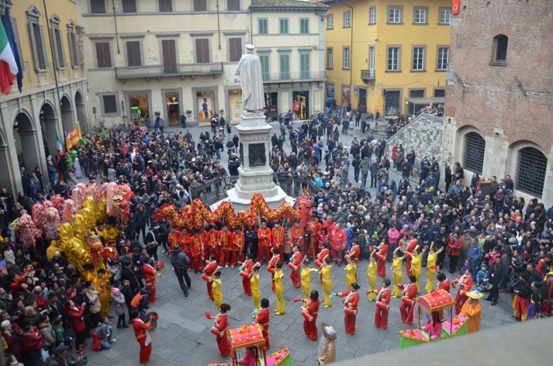 義大利有為數眾多的中國移民，在普托拉市更有來自浙江省溫州的中國人開設多家工廠，帶來中國的節慶活動。   圖：翻攝自Prato Turismo臉書