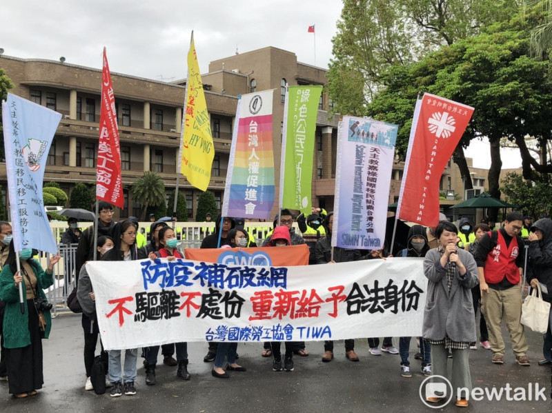 台灣國際勞工協會今（4）天上午到行政院前為「無證移工」請願，希望站在人權的角度「防疫補破網」，不要驅離、處分「無證移工」，重新給予其合法的身分。   圖：謝莉慧/攝