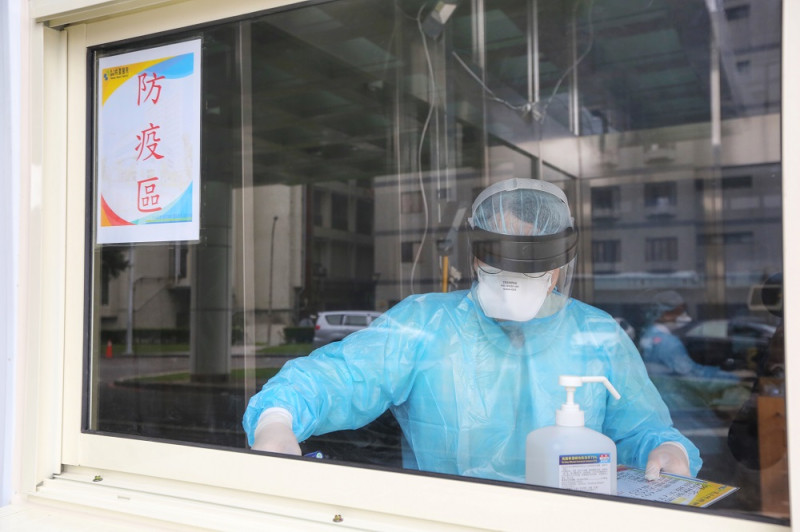 台灣首度出現院內感染新冠肺炎案例，當圍堵恐難以全面阻止病毒擴散時，超前部署的減災規畫，才是度過危機的重要關鍵。   圖：唐紹航/攝影