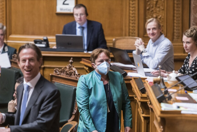 新冠肺炎疫情在歐洲延燒，一名瑞士女議員2日帶著口罩進入議會，卻被趕出議場。   圖：翻攝自環球網