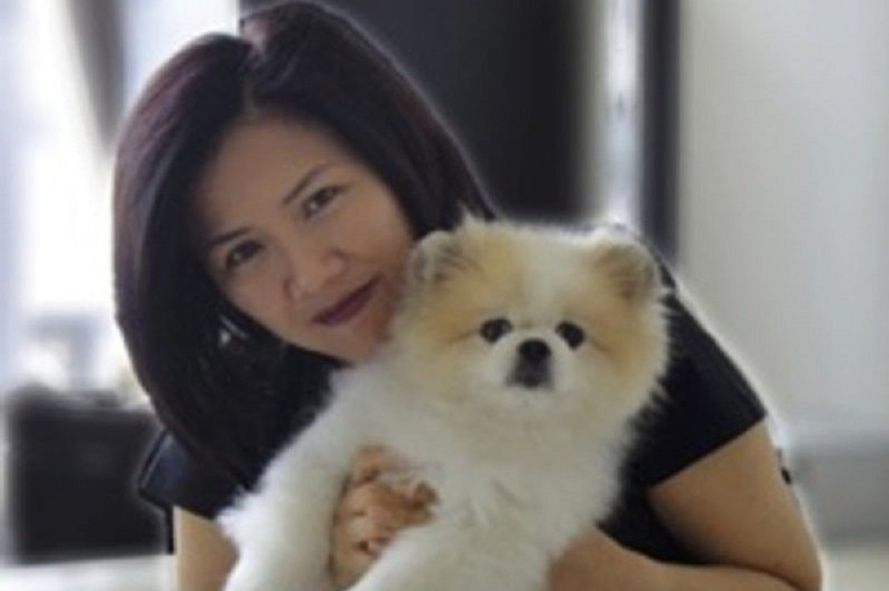 香港女富豪周巧兒確診感染武漢肺炎，她的愛犬也連帶中招，成為全球首起狗隻感染肺炎個案。   圖：取自網路