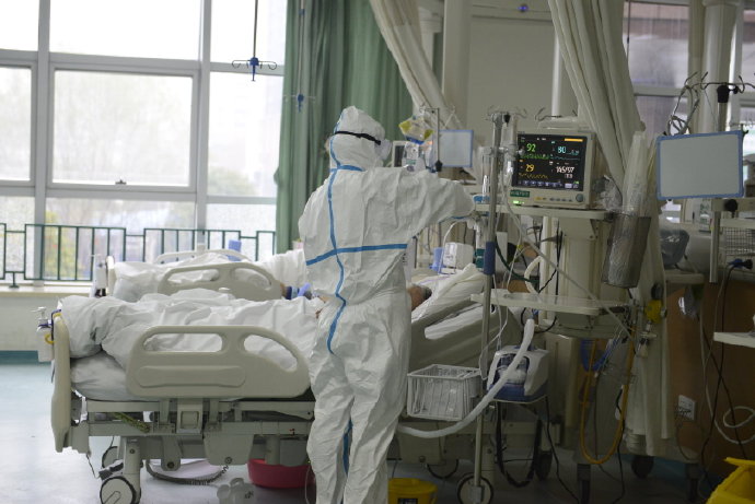 醫療隊的醫生指出，武漢市自13日以來，已經連續5天出現「社區病例」，正直言這是「危險信號」。(圖為示意圖)   圖：翻攝自微博(資料照片)