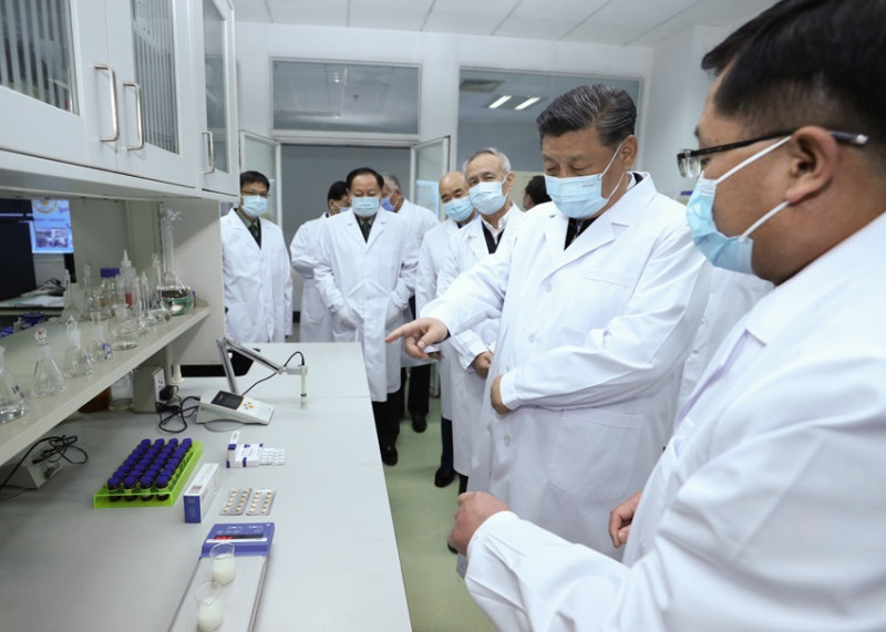 中國國家主席習近平（右二）在北京視察武漢肺炎疫苗研發作業，他至今仍未前進重災區。   圖：翻攝自中國政府官網