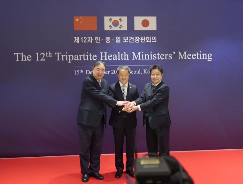 日本厚生勞動大臣加藤勝信（右）去年底，曾與來自中國、韓國衛生健康部會首長，召開跨國會議。   圖：翻攝自加藤勝信臉書