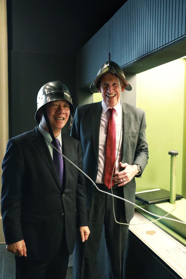 準副總統賴清德（左）和美國在台協會（AIT）理事主席莫健（右）童心未泯的戴上台南奇美博物館的館藏品。   圖：翻攝自賴清德臉書