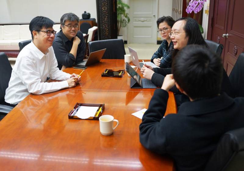 行政院副院長陳其邁（左1）近期和科技政委唐鳳（右中）等人加緊速度討論，力拼口罩實名制「2.0」，預計下週一（9日）討論後會有結果。   圖：擷自陳其邁臉書