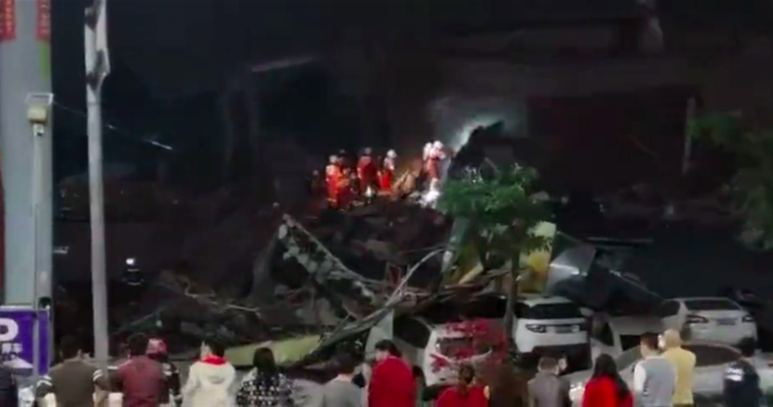 福建泉州欣佳酒店一酒店倒塌，70人被埋，救援人員仍在營救。   圖：翻攝自新浪網