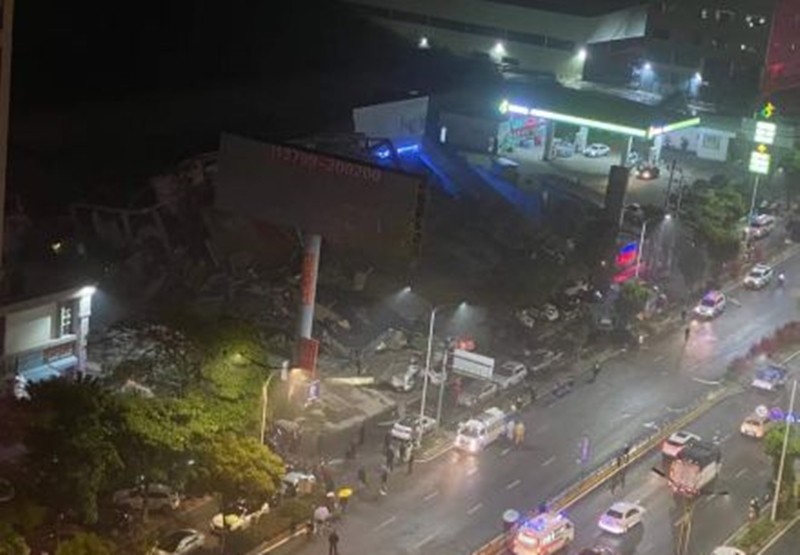 泉州欣佳酒店昨晚突然倒塌，截至今晚8時，現場搜救出49名受困者（其中10人死亡）。   圖：翻攝自微博