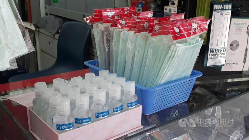 2019年冠狀病毒疾病（COVID-19，武漢肺炎）疫情加劇，新加坡部分商家仍有販售口罩。   圖/中央社