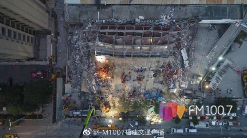 中國福建泉州市欣佳酒店倒塌，截至今日上午10時30分已有51人被救出，其中4人死亡。   圖：擷取自福建交通廣播微博