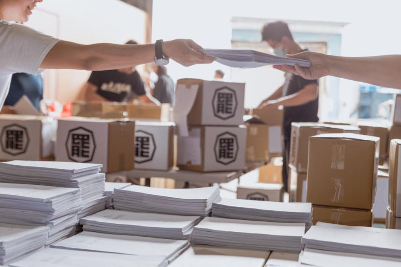 罷韓團體今（9）日將送出40萬份連署書至高雄市選委會。   圖：翻攝自Wecare高雄臉書