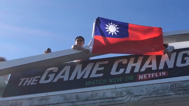 駐奧克蘭辦事處處長劉永健8日參加當地路跑活動，秀出自備的台灣國旗，成為「隨身攜帶國旗的辣個男人」，向途人宣傳台灣。   圖：翻攝自駐奧克蘭辦事處臉書