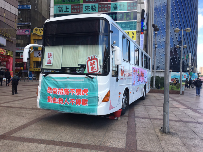 台灣血液基金會日前公告，從旅遊疫情警示為二級或以上國家返國，回台必須暫緩捐血28天。   圖：翻攝自台北捐血中心粉絲團