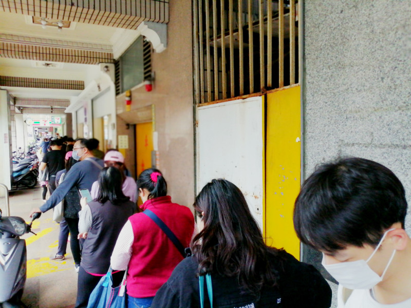 台灣防疫態度嚴謹，人人戴口罩，井然有序排隊買口罩。   圖：洪祥和/攝