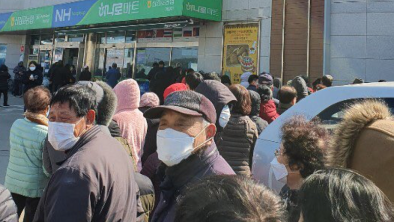 南韓日前爆發搶購口罩人潮。示意圖。   圖：翻攝自Twitter