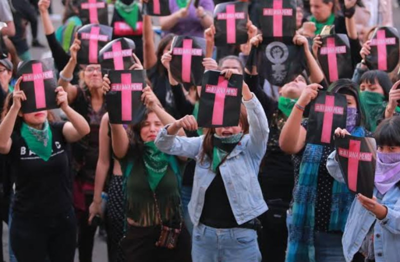 墨西哥日前發生一系列女性遭殺害案件，因此今年婦女節遊行活動出現前所未見的人潮。   圖：翻攝自Twitter