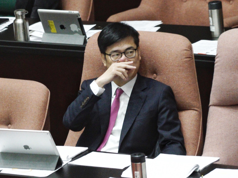 行政院副院長陳其邁在立法院院會總質詢時，一邊摸鼻子，一邊聽立委的質詢。   圖：張良一/攝