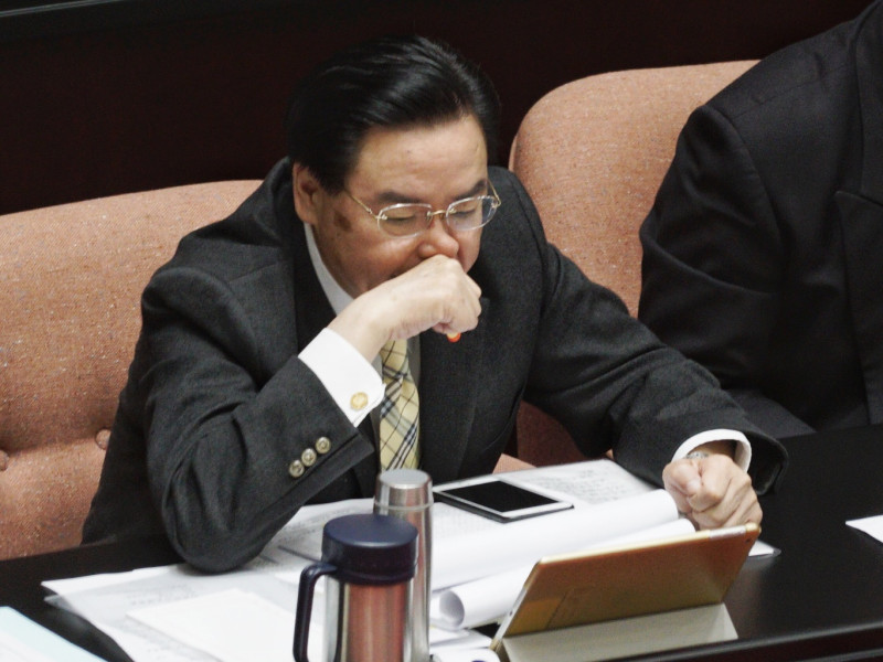 外交部長吳釗燮一邊閱讀文件，一邊用手揉鼻子。   圖：張良一/攝