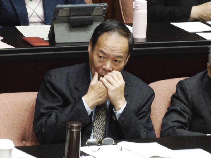 海洋委員會主委李仲威在總質詢備詢時，雙手摀住嘴巴。   圖：張良一/攝
