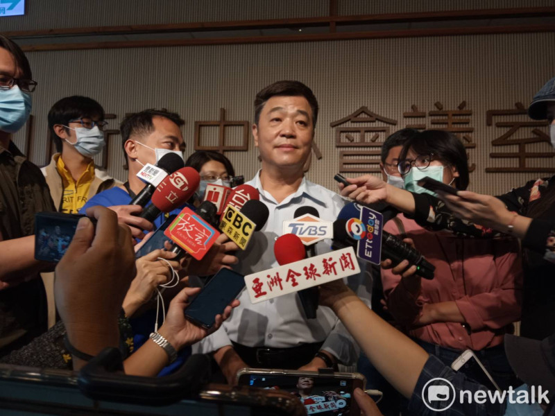 高雄市副市長陳雄文(中)表示要他迴避利益辭選委會主委於法無據。   圖：孫家銘/攝