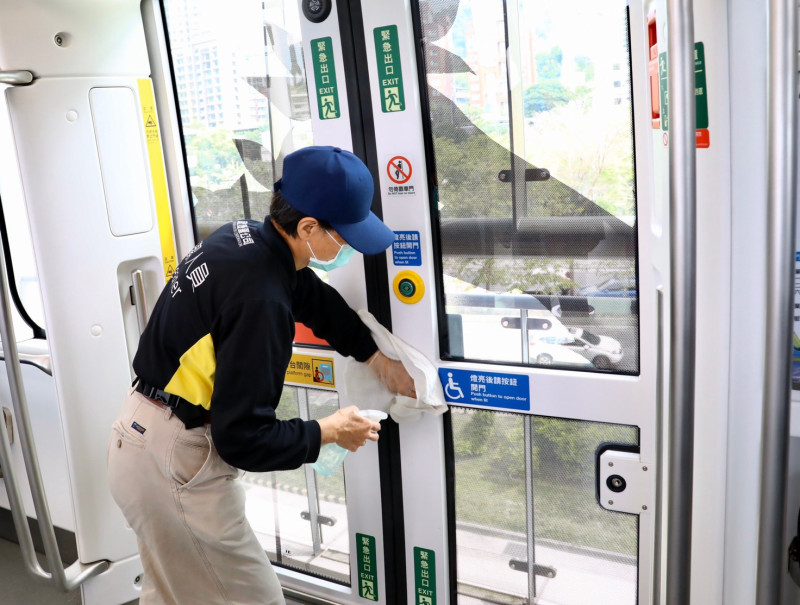 清潔人員每4小時針對車廂內及車站場域消毒。   圖：新北捷運公司提供