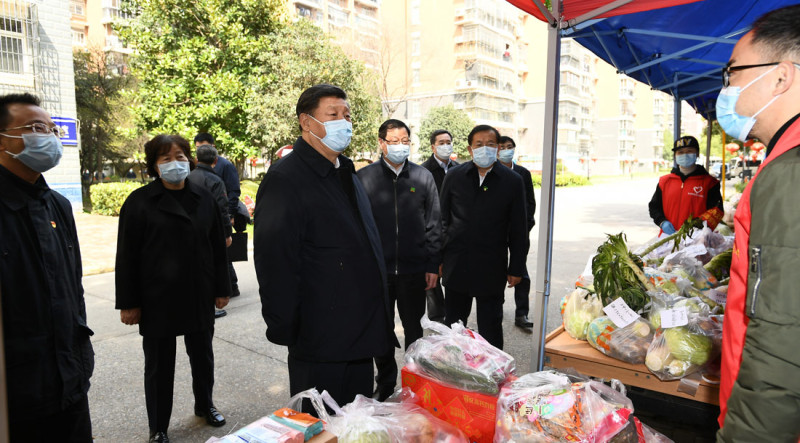 新冠肺炎疫情爆發，中國國家主席習近平在3月10日首度造訪武漢後，官方12日就宣布中國疫情流行高峰已經過去。習近平向菜農詢問價格。   圖：翻攝自中國政府官網 (資料照片)