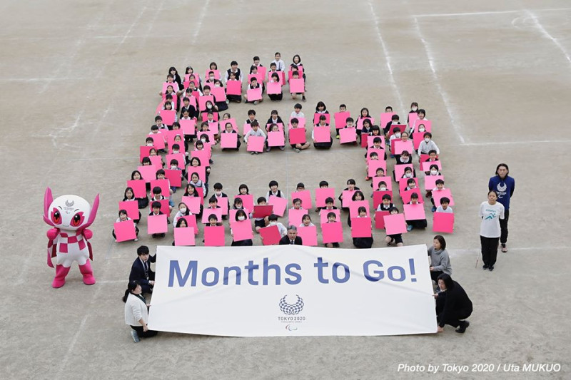 2020東京奧運日前還出動人員排出倒數月份，聲稱將如期在今年夏天舉辦。   圖：翻攝自Tokyo 2020臉書