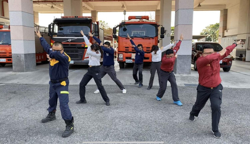 嘉義縣消防局朴子分隊用舞蹈動作宣導咳嗽禮節。   圖：嘉義縣消防局/提供