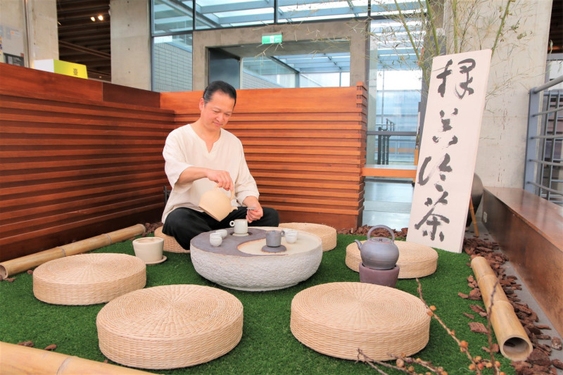 《擇器論茶/茶席》以太極為造形的茶盤桌，以二組擇器壺，讓品茶者在感受不同茶器對茶湯的影響。    圖：鶯歌陶瓷博物館提供