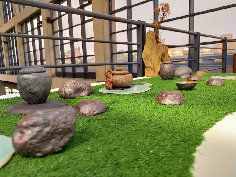 《清泉石上流/茶席》運用陶瓷仿製如溪流旁的石頭製作多種茶器，實用美觀兼具。    圖：鶯歌陶瓷博物館提供