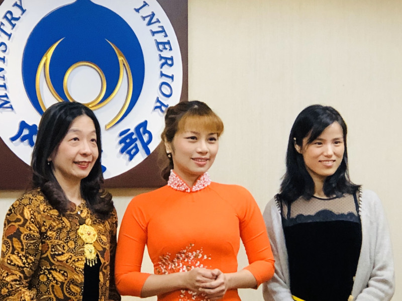 今（11）天出席記者會的3位新住民，由右至左分別是來自中國的王芬芬、來自越南的鍾秀兒和來自印尼的林達。   圖：謝莉慧/攝