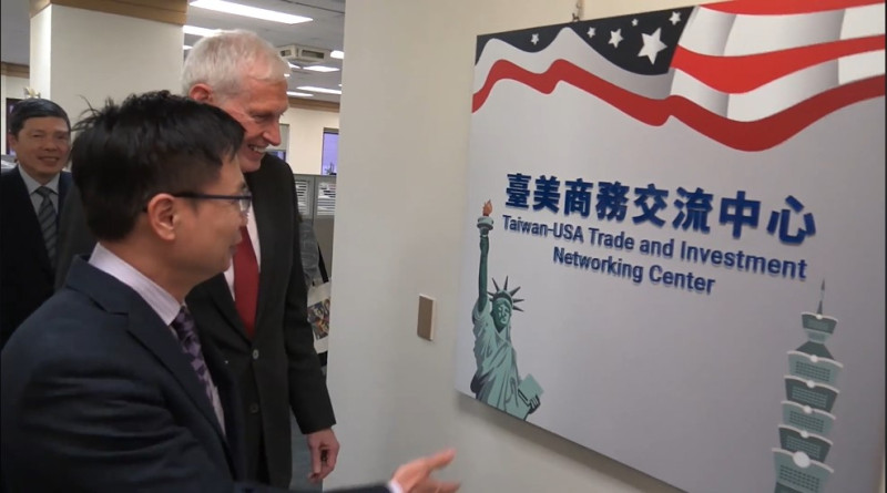 美國在台協會主席莫健參觀新成立的「臺美商務交流中心」。   圖：翻攝美國在台協會臉書