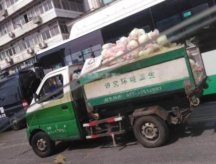 武漢市青山區委員會派出垃圾車運送平價肉給居民的消息在網路上引起撻伐。   圖：翻攝自人民日報臉書