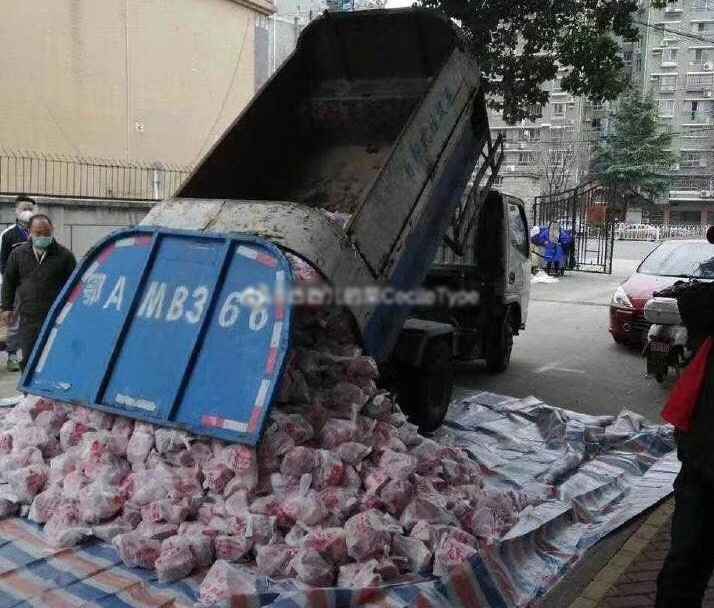 青山區鋼都管委會用垃圾車運送肉的爭議受到輿論撻伐，青山區紀委監委在調查後下令，相關人士遭到解職處分。   圖：翻攝自人民日報臉書