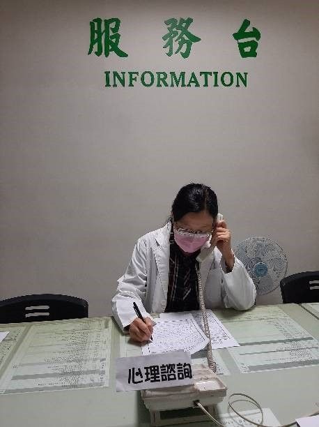 民眾與心理師電話心理諮詢解決心理問題。   圖：台南市衛生局／提供