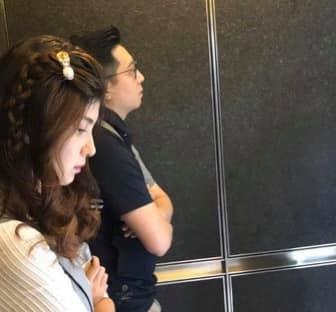 王浩宇在臉書爆料，包含他們在電梯裡面的照片，都是蔡宜芳陣營那邊拜託的。   圖：翻攝自王浩宇臉書